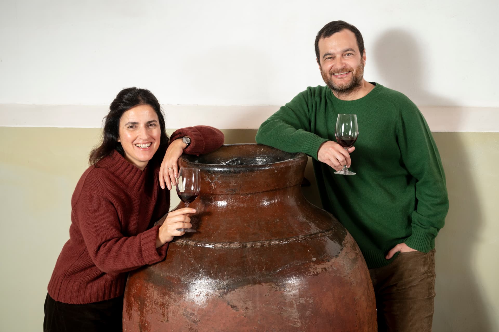 Sandra Alves e Diogo Lopes junto à talha de barro