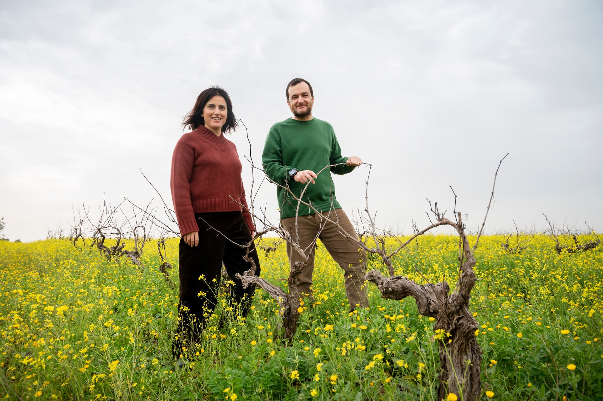 Sandra Alves e Diogo Lopes entre as videiras em flor